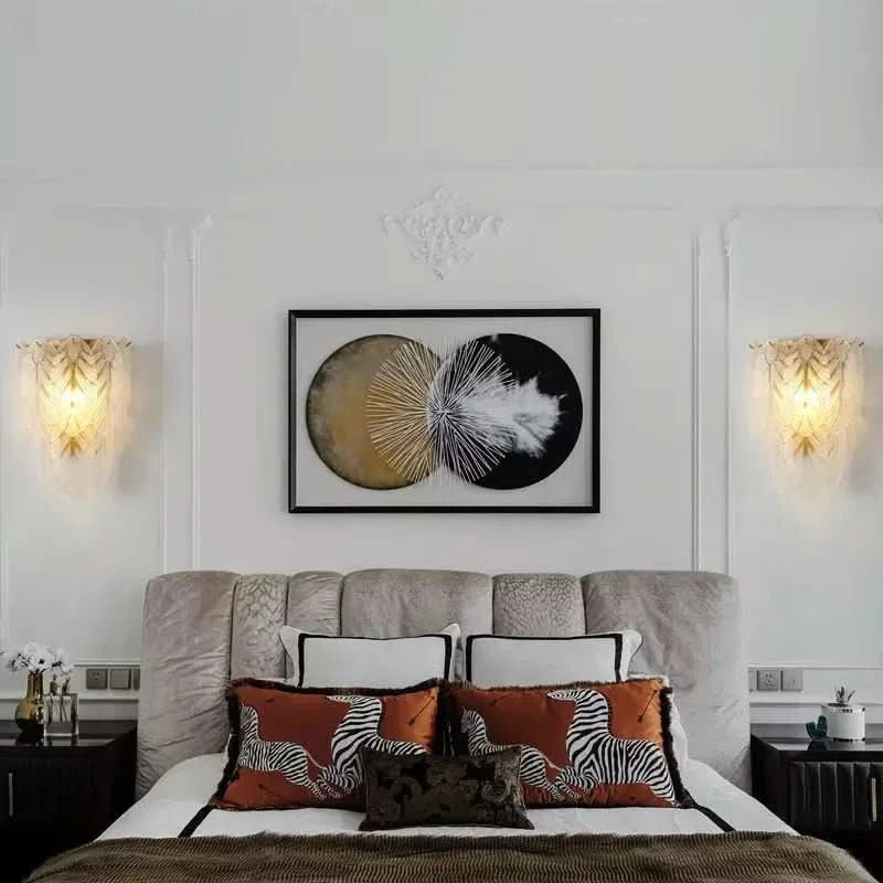 Paire d'appliques murales de part et d'autre d'un tableau, chambre claire.
