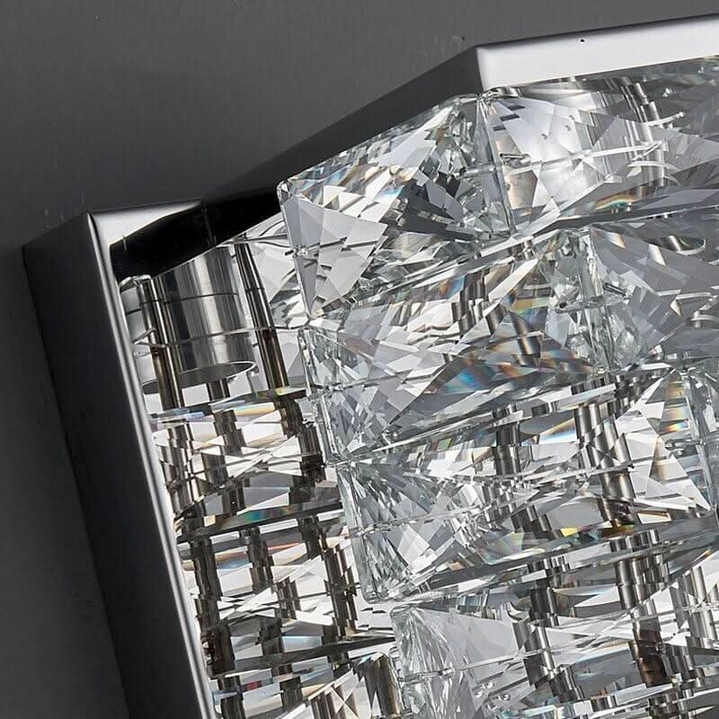 Détail rapproché des blocs de cristal taillé et du cadre métallique