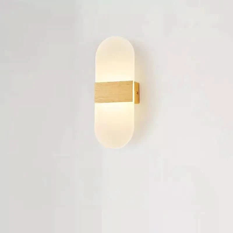 Détail de l'applique ovale avec bandeau bois clair, éclairage chaud, fond blanc.
