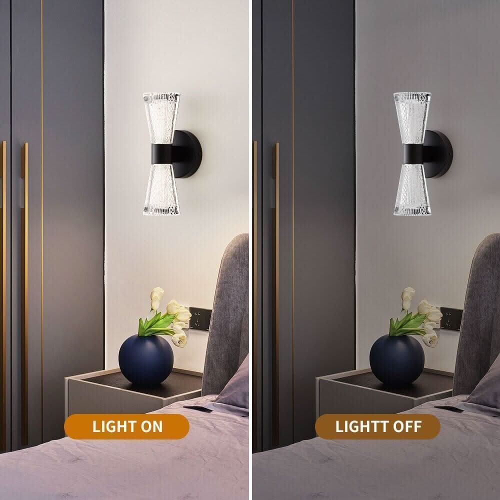 Comparaison lumineuse dans une chambre : applique noire allumée puis éteinte au-dessus d'une table de nuit.