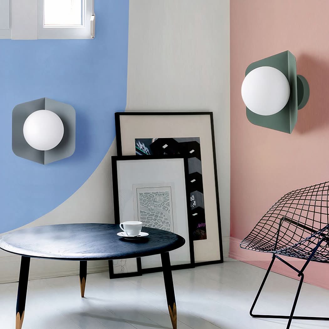 Mise en ambiance salon bleu avec applique grise et applique verte près d un cadre