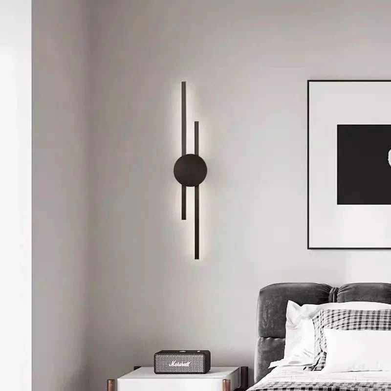 Version verticale noire fixée au mur près du lit, halo lumineux chaud