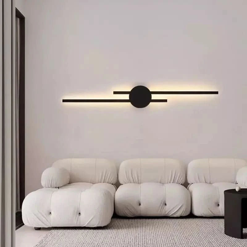 Modèle horizontal noir allumé au-dessus d'un canapé blanc dans un séjour