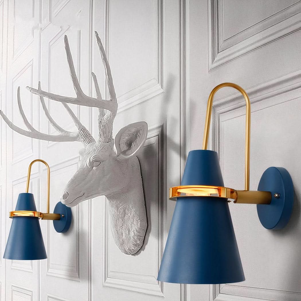 Deux appliques bleues et une tête de cerf blanc sur boiseries murales, vue d'ensemble.