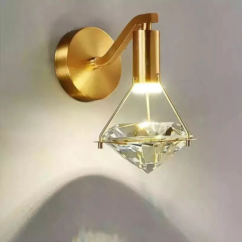Applique murale dorée avec vasque en cristal taillé en forme de diamant, vue de face