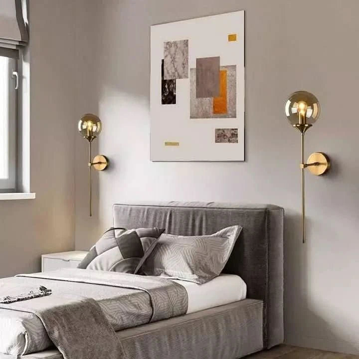 Applique murale boule en verre fumé dorée en chambre, ambiance cosy – Designix