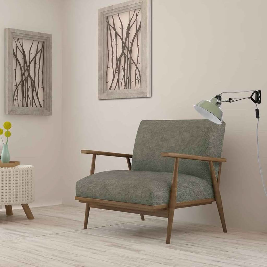 Mise en ambiance dans un salon avec fauteuil, applique murale allumée au-dessus.