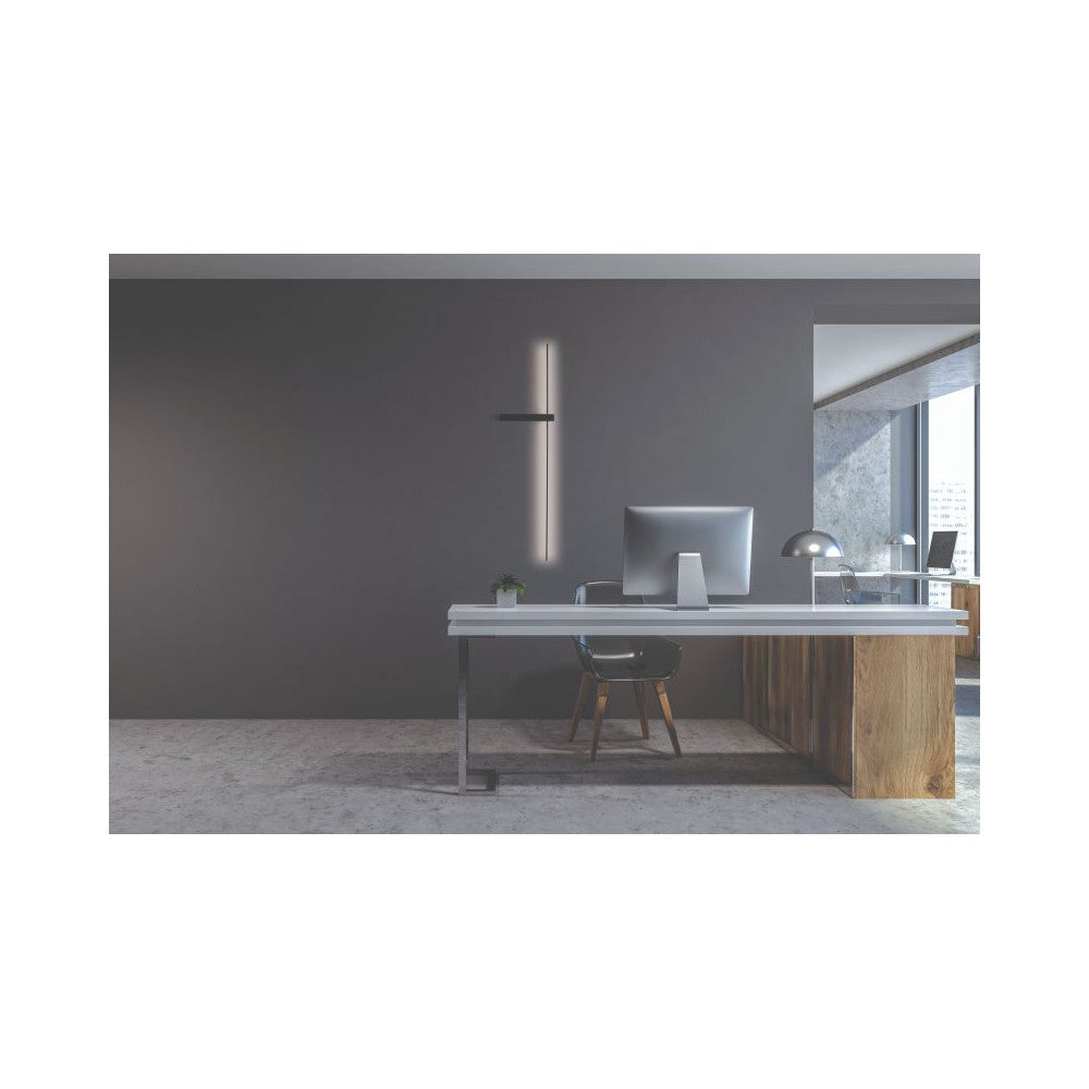 Mise en ambiance dans un bureau moderne, applique murale allumée diffusant une lumière verticale