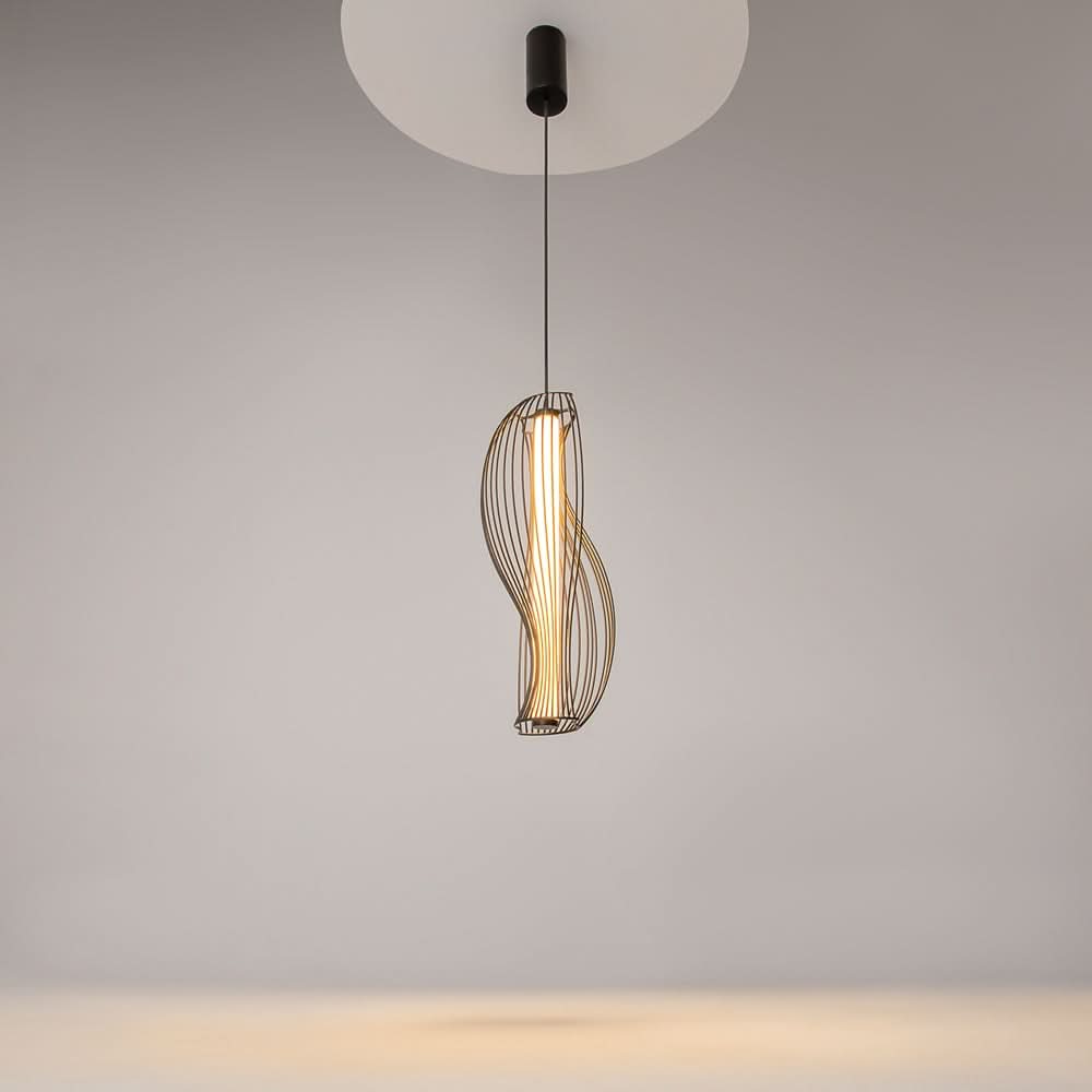 Suspension allumée sous un plafond blanc, diffusant une lumière chaude
