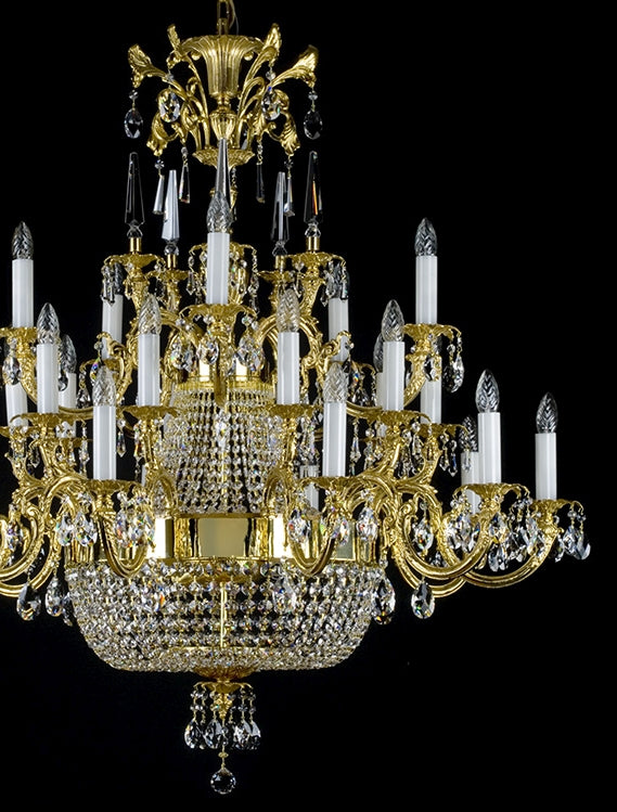 Vue rapprochée du lustre en laiton doré et de ses pendentifs en cristal