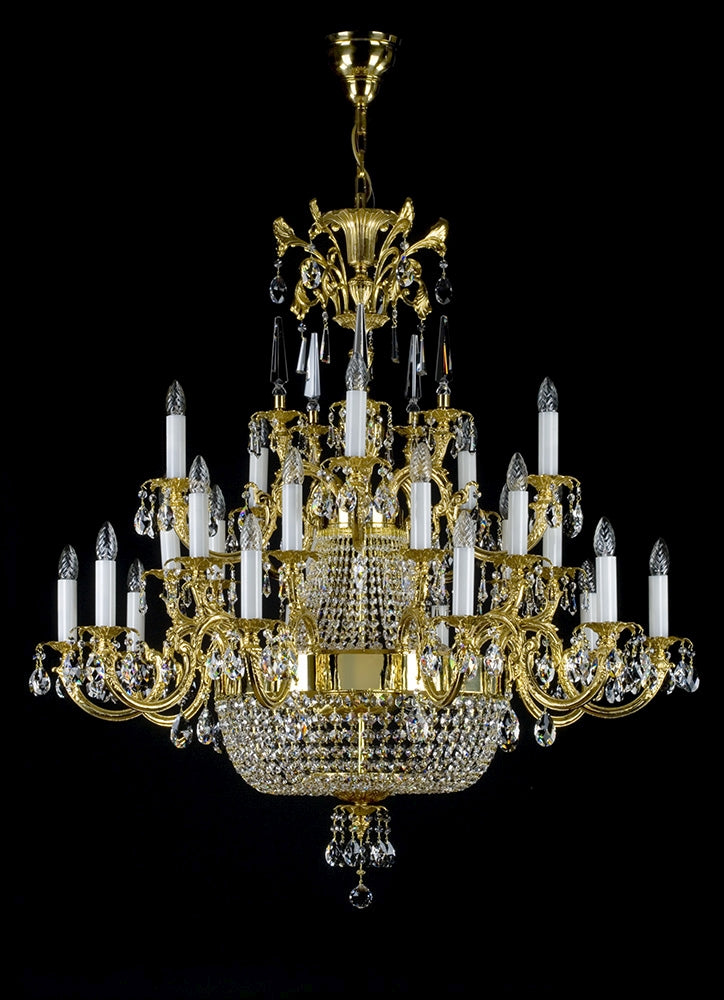 Lustre suspendu vu de loin avec sa chaîne et sa fixation au plafond