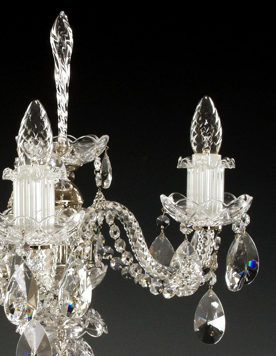Gros plan sur un bras, coupelle et pendentifs en cristal taillé