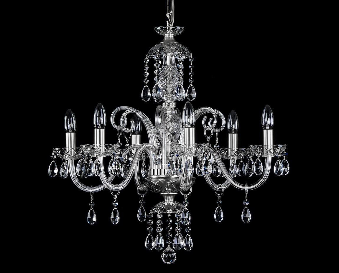 Version argentée du lustre, bras courbes et pendentifs en cristal taillé
