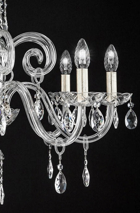 Détail d'une bobèche en cristal, bougies allumées et pampilles en forme de goutte