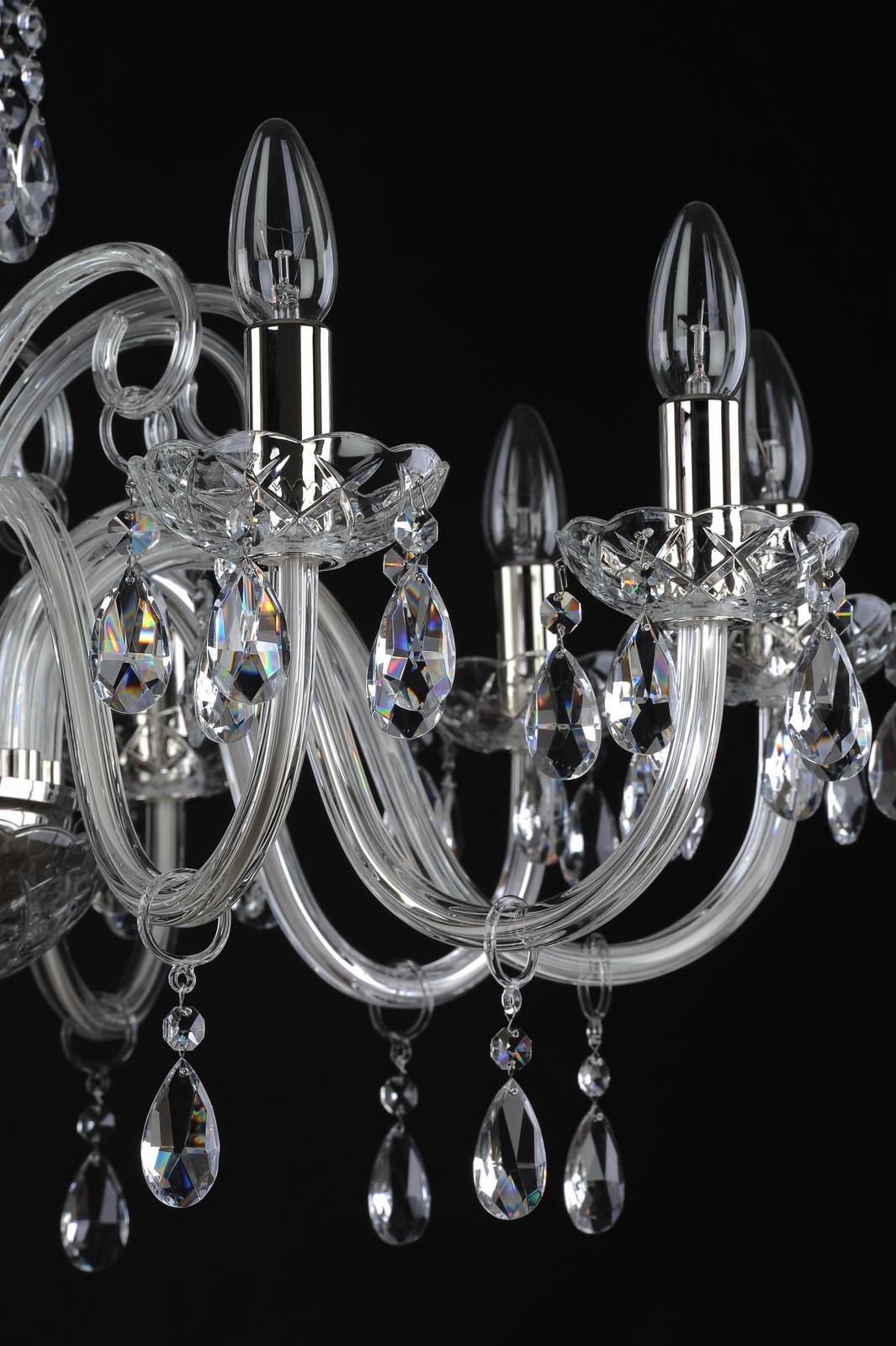 Détail des gouttes de cristal taillé et des bras en verre incurvés