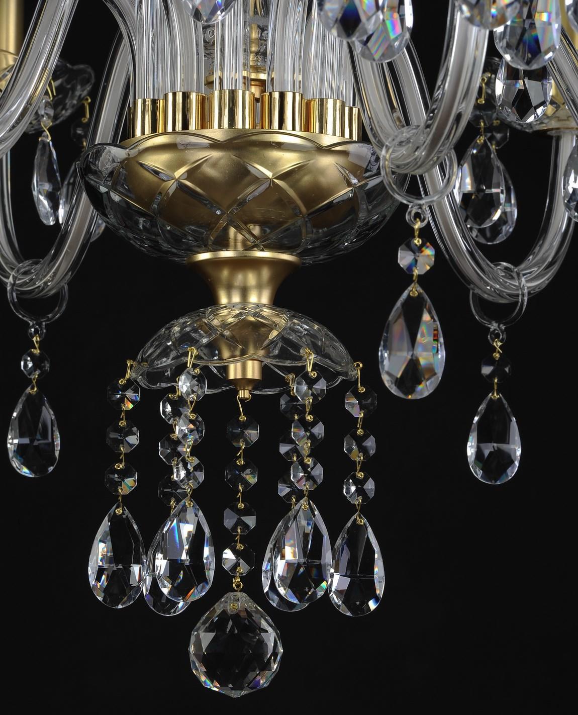 Gros plan sur le bas du lustre, coupe dorée et cascade de cristaux taillés