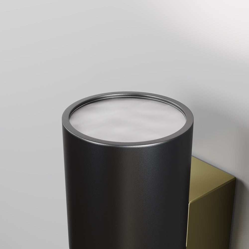 Détail du haut du luminaire montrant le diffuseur blanc et l'anneau noir.