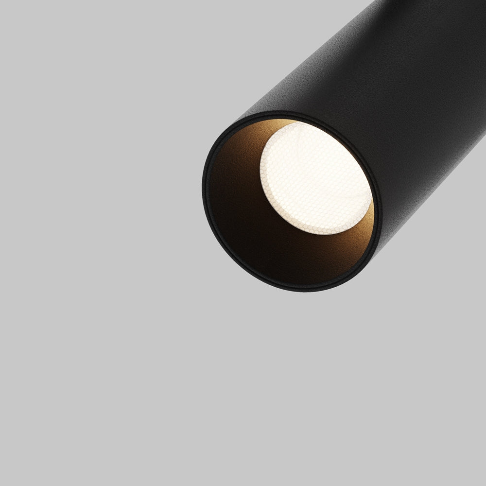 Gros plan sur la lentille LED texturée et l'intérieur doré du projecteur