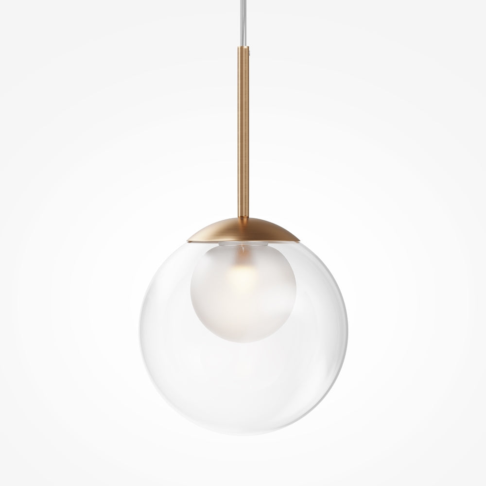 Détail du bas du luminaire, tige dorée et globe de verre suspendu