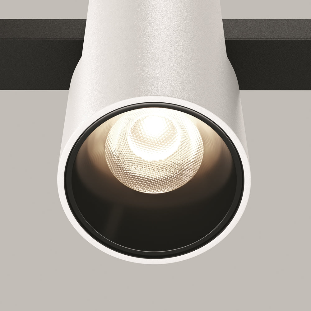 Macro du réflecteur et de la source LED allumée à l'intérieur du projecteur