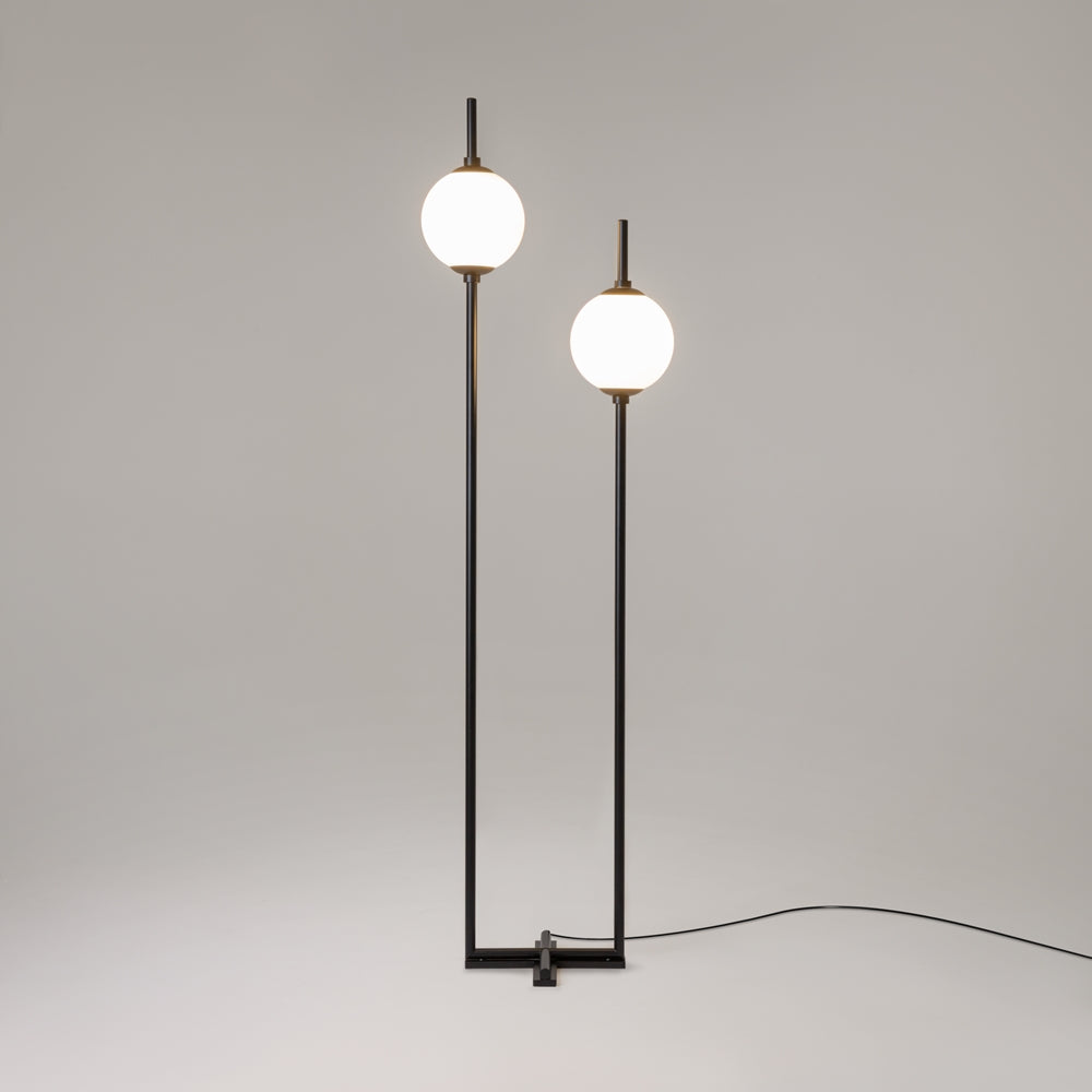 Vue de face du lampadaire double globe posé sur fond gris neutre