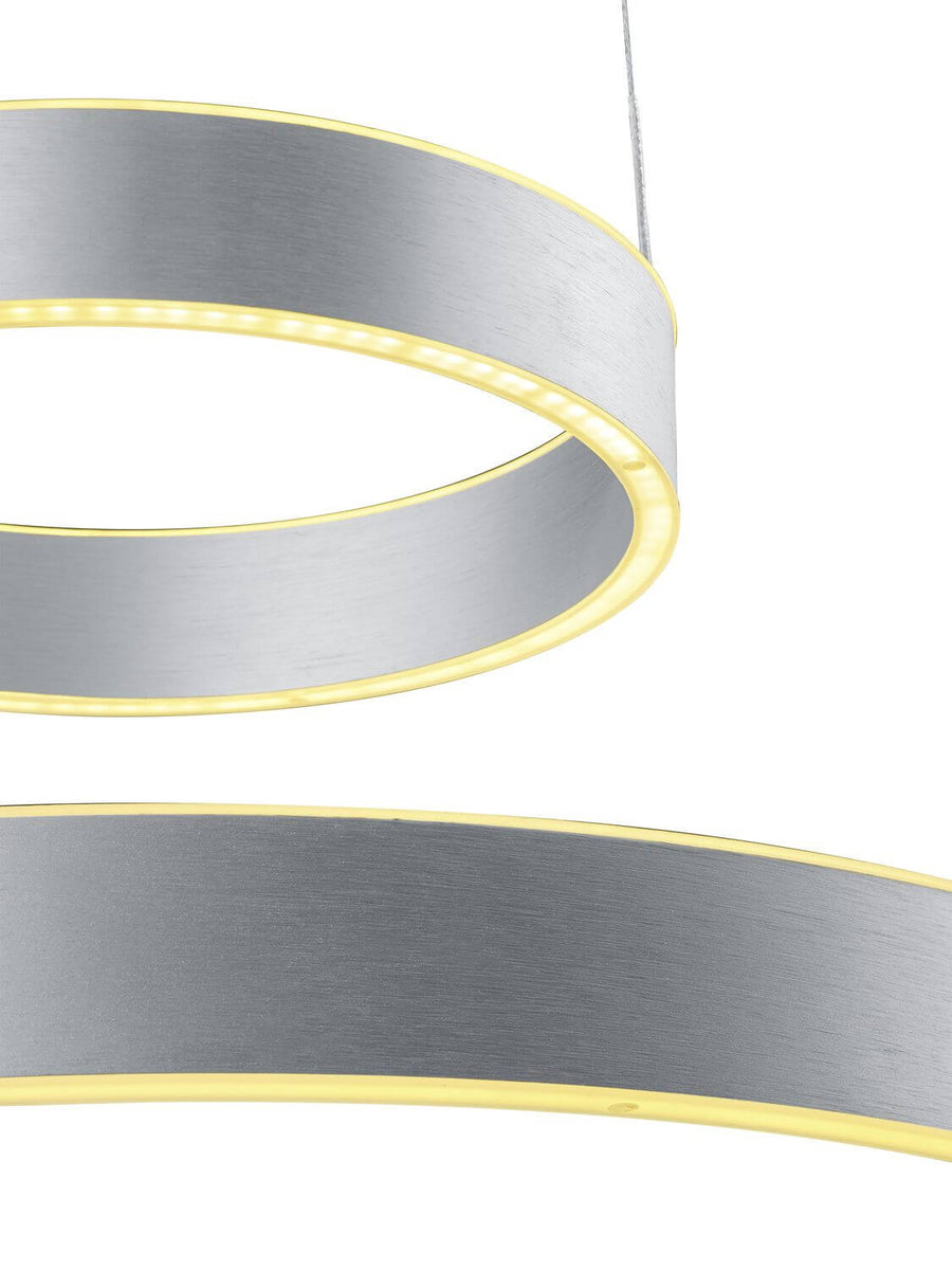 Détail rapproché de l'anneau aluminium brossé avec ruban LED lumière chaude allumé