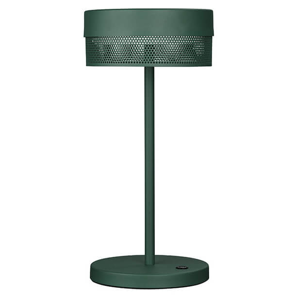 Lampe à poser verte vue de face, abat-jour cylindrique perforé sur fine tige et base ronde
