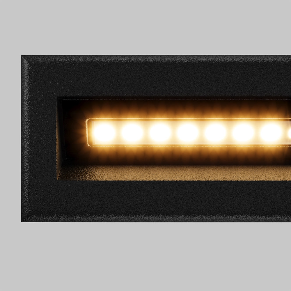 Détail rapproché de la finition noire granuleuse et de la rangée de LED allumées.