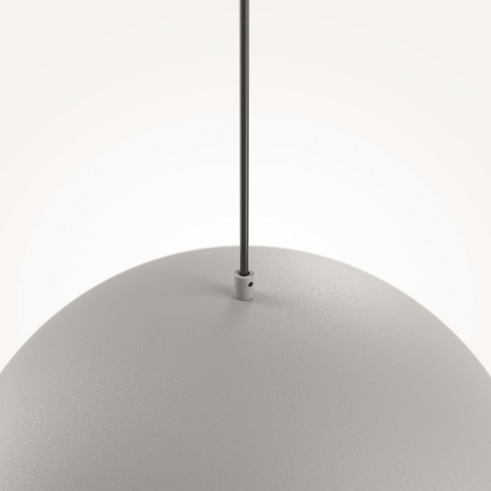 Gros plan sur la surface grainée du dôme gris et son raccord de suspension