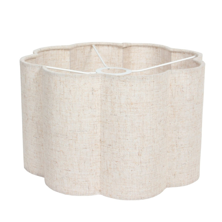 Abat-jour vu de dessus, armature métallique blanche et contour festonné