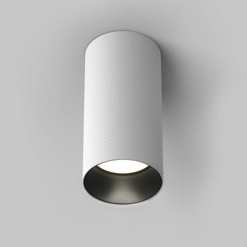 Weiße Deckenleuchte im Handwerksdesign