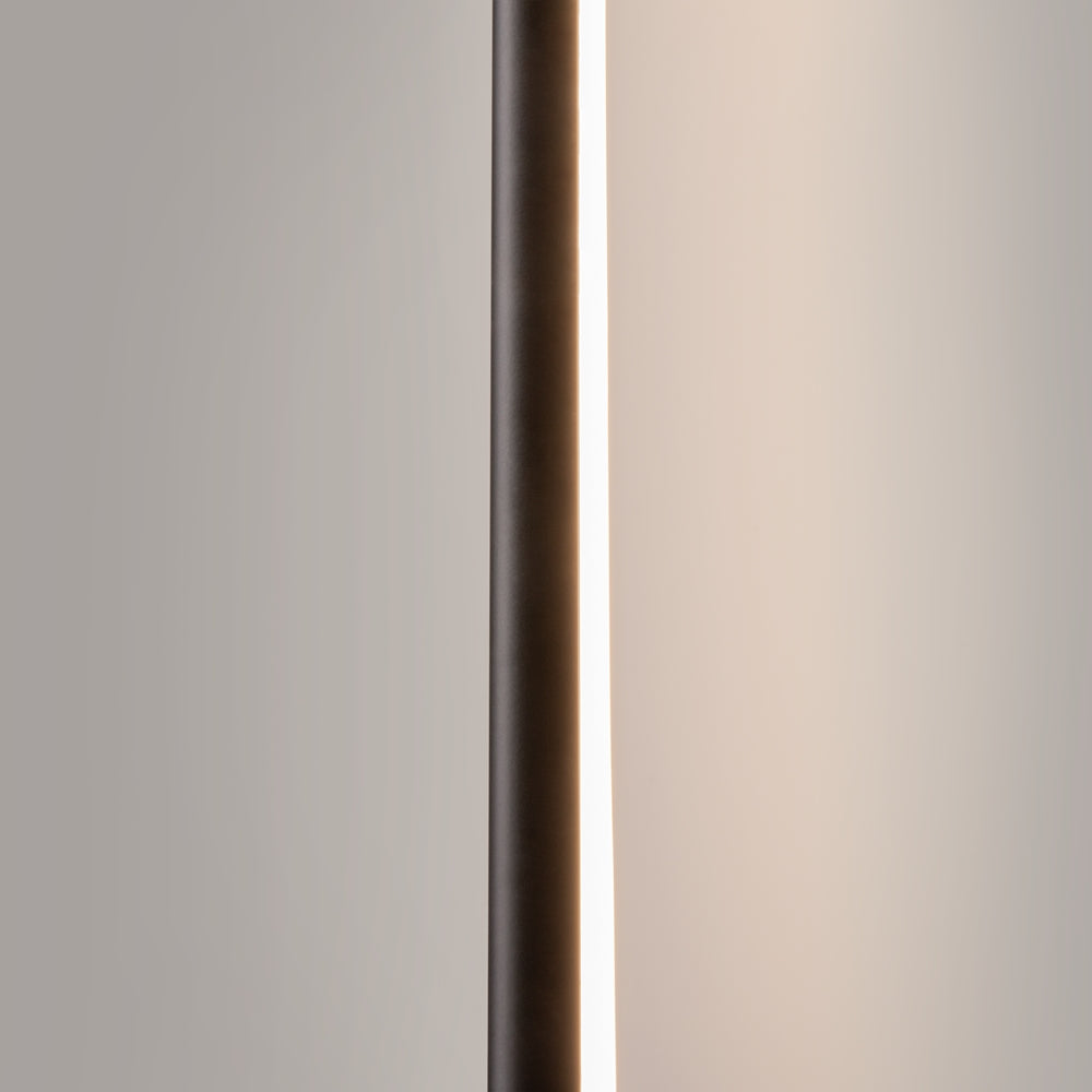 Gros plan sur la tige noire et le bandeau LED allumé en lumière chaude.