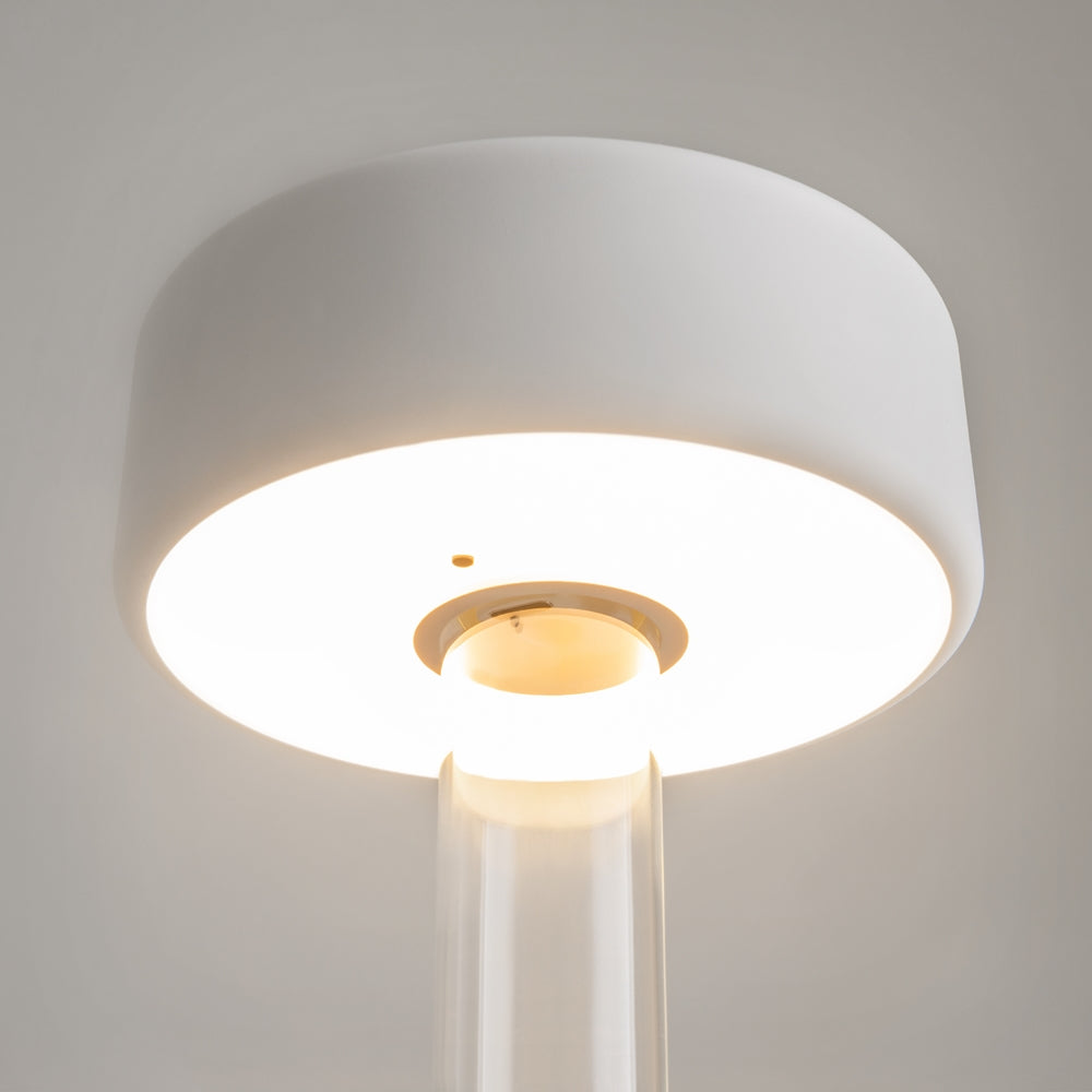 Gros plan sur la tête cylindrique blanche et son diffuseur lumineux