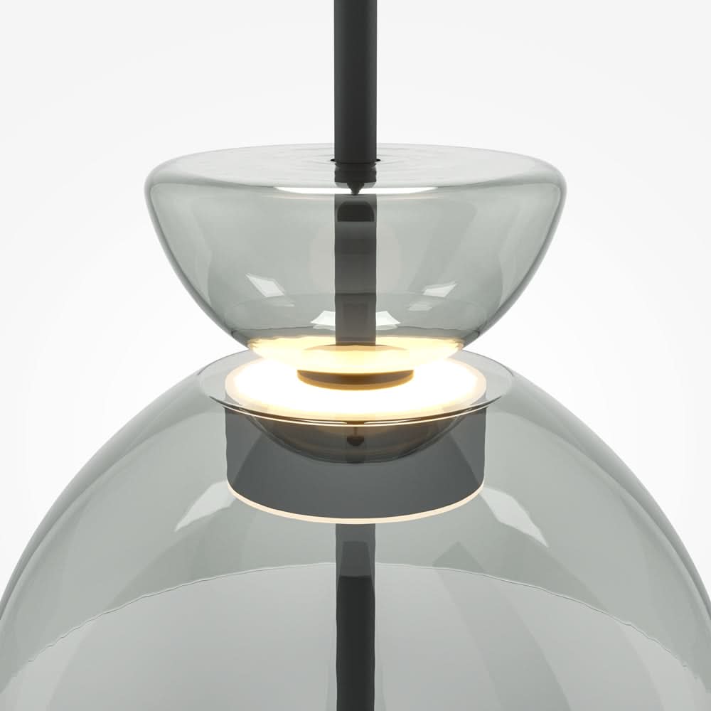 Détail rapproché du double abat-jour en verre et de l'anneau lumineux allumé