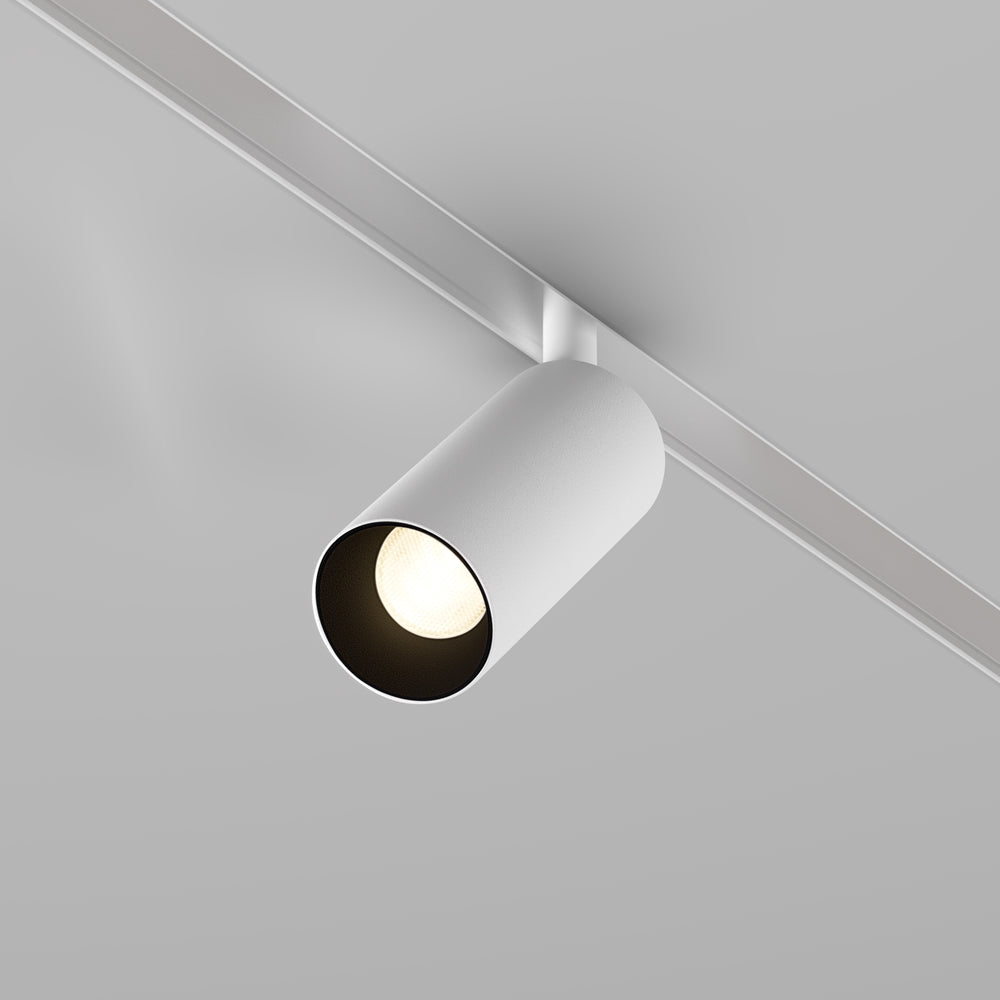 Vue trois quarts du spot blanc sur rail avec intérieur noir du fût