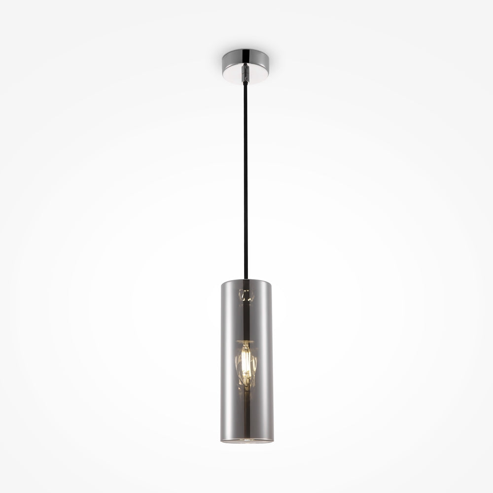 Version chromée du même luminaire suspendu, abat-jour cylindrique et ampoule allumée
