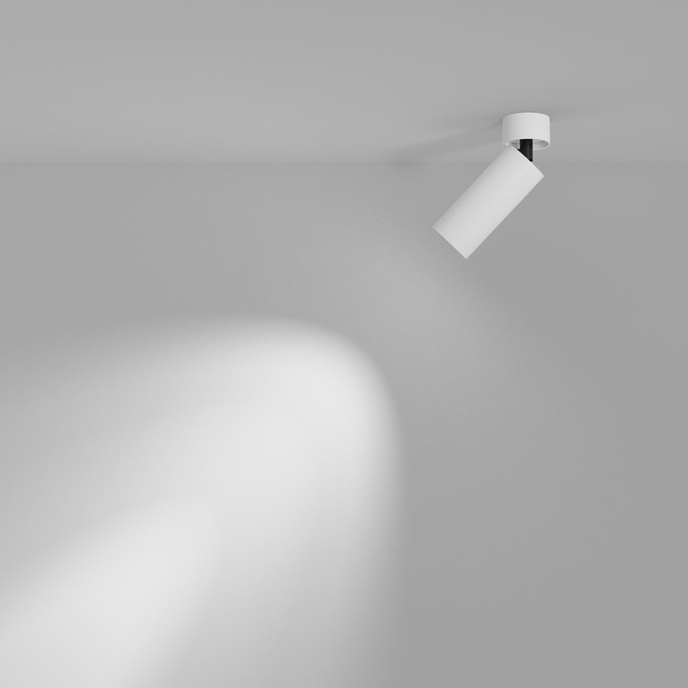 Mise en ambiance : le spot fixé au plafond projette un large halo lumineux.
