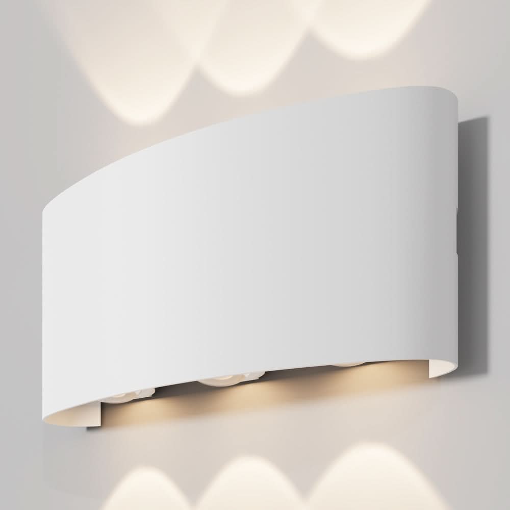 Luminaire mural blanc de face sur un mur clair, diffusion lumineuse haut et bas.