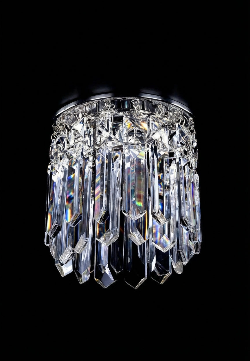Vue rapprochée du même luminaire en finition chromée, éclats arc-en-ciel dans les prismes.
