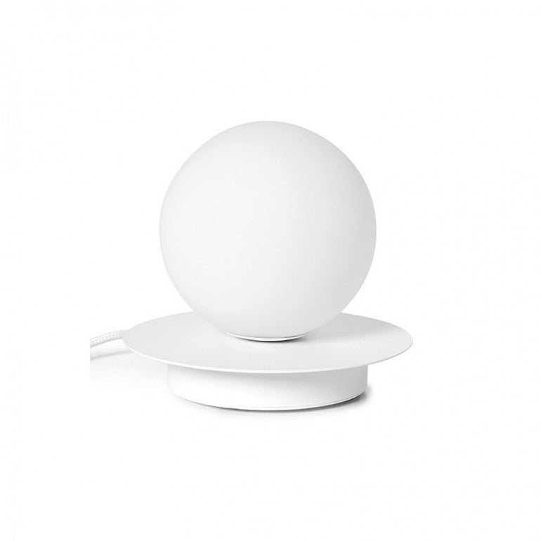 Vue de face de la lampe blanche avec son globe sphérique et sa base ronde.