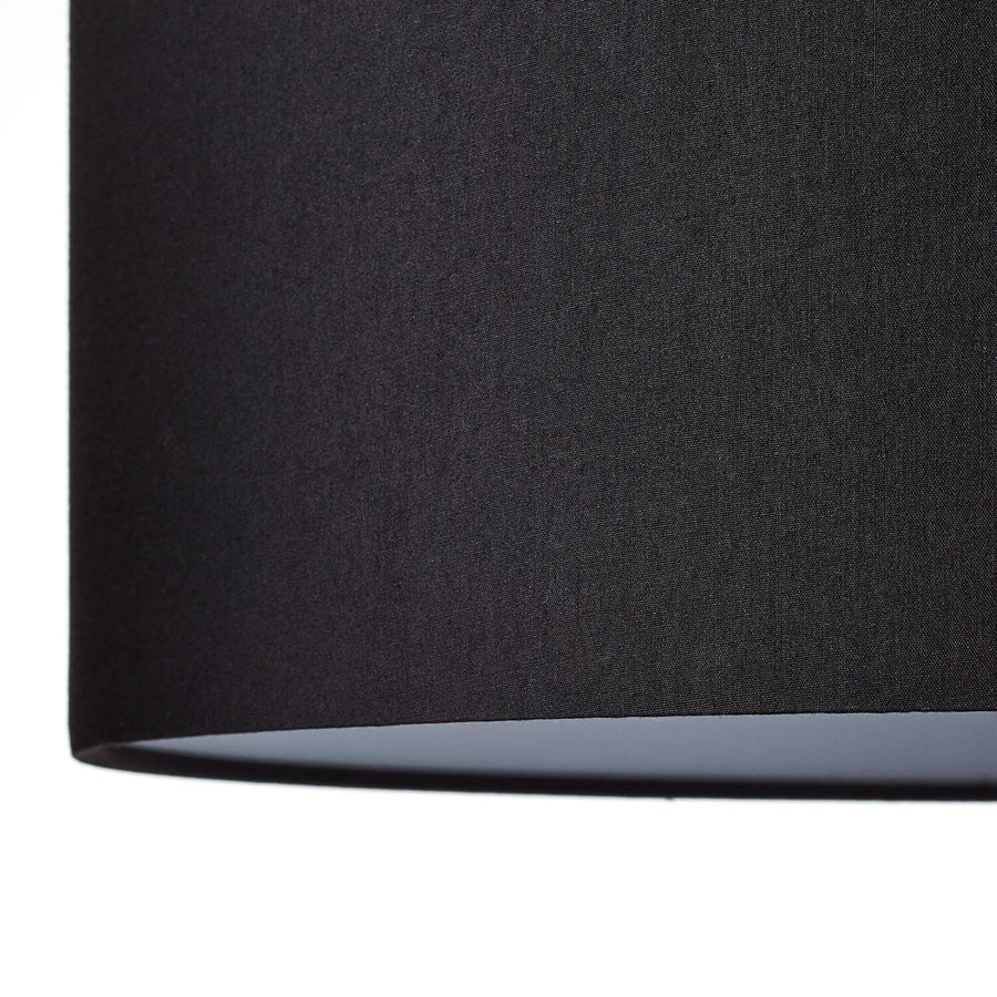 Gros plan du bord inférieur et de la trame du tissu noir mat