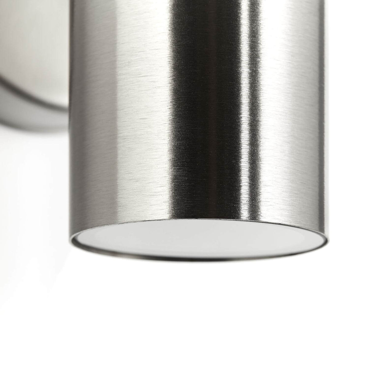 Détail de la finition en inox brossé et du diffuseur en verre blanc.