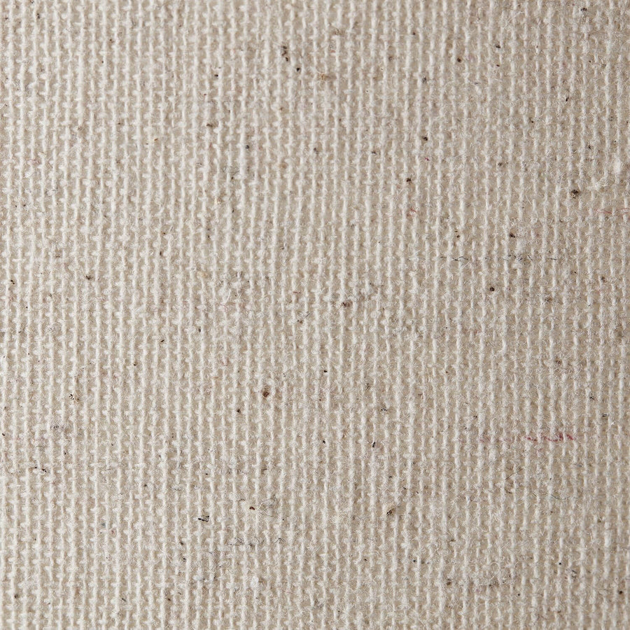 Gros plan sur le tissu beige texturé de l'abat-jour, fibres et trame visibles.