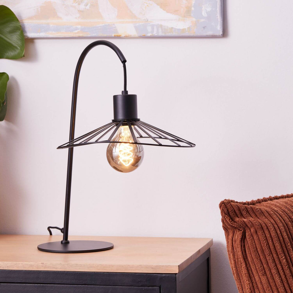 Mise en ambiance de la lampe posée sur une commode en bois clair