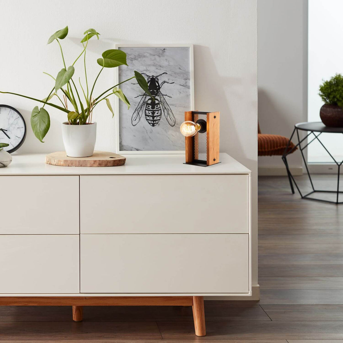 Mise en ambiance sur un meuble blanc dans un salon contemporain