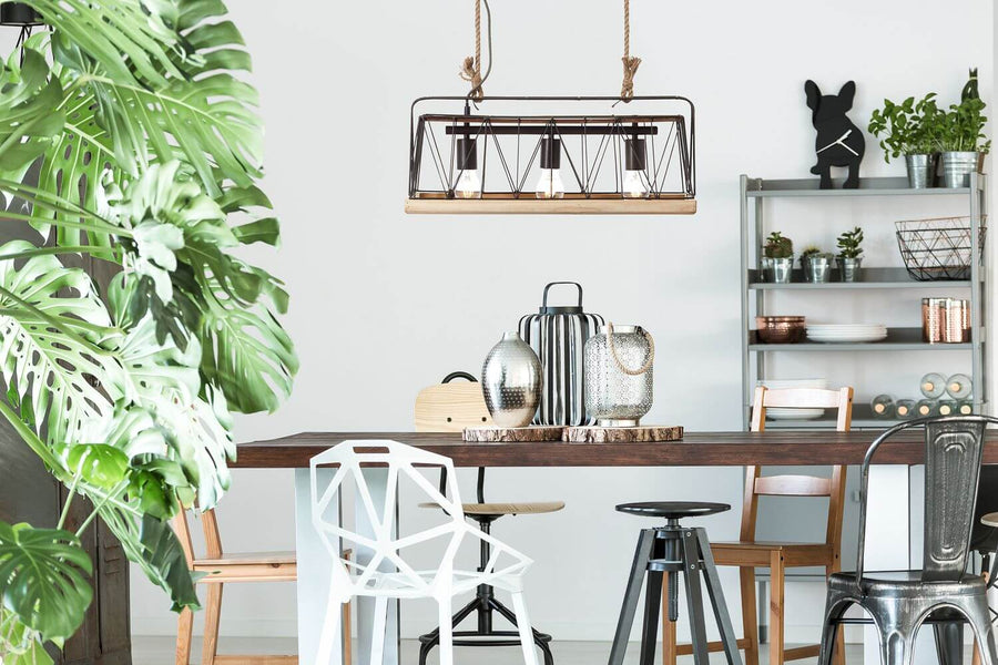 Scène d'intérieur moderne, table à manger en bois et suspension au-dessus