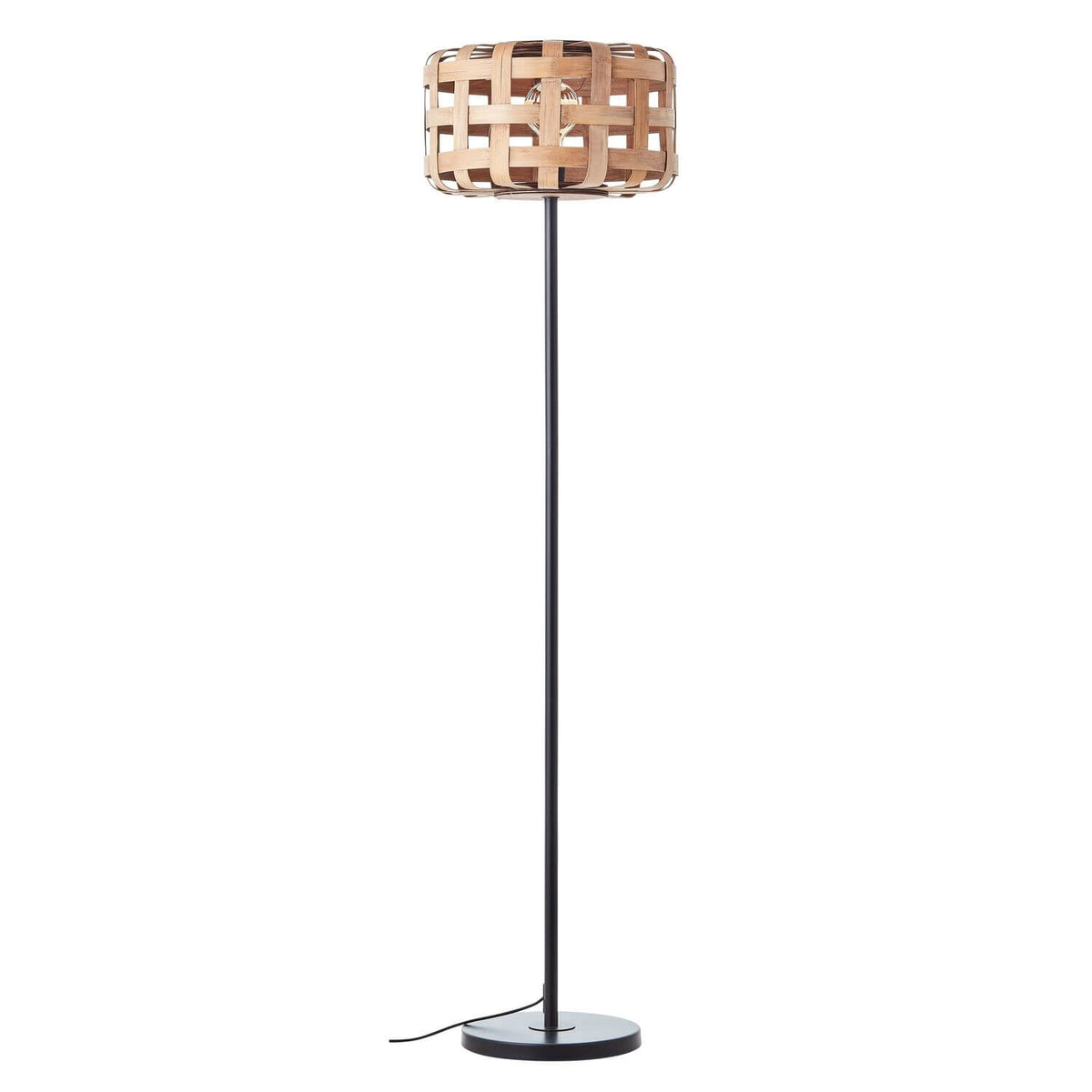 Lampadaire présenté de face sur fond blanc, abat-jour en lamelles de bambou.
