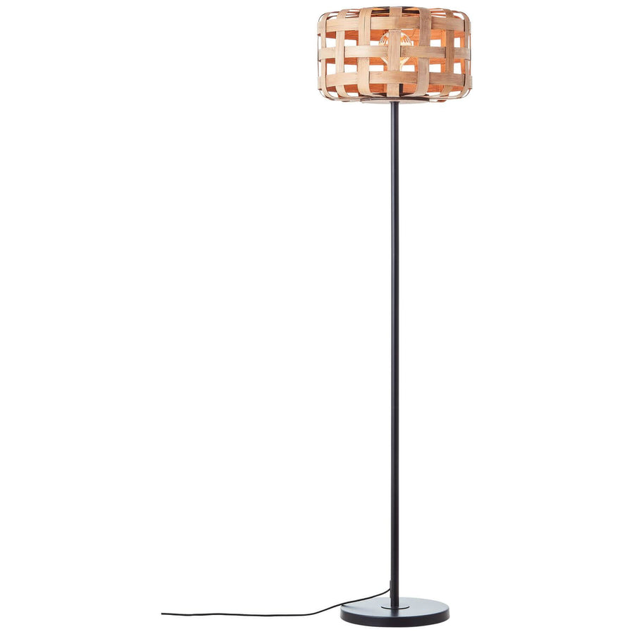 Vue de trois quarts du lampadaire noir et bambou avec câble apparent.