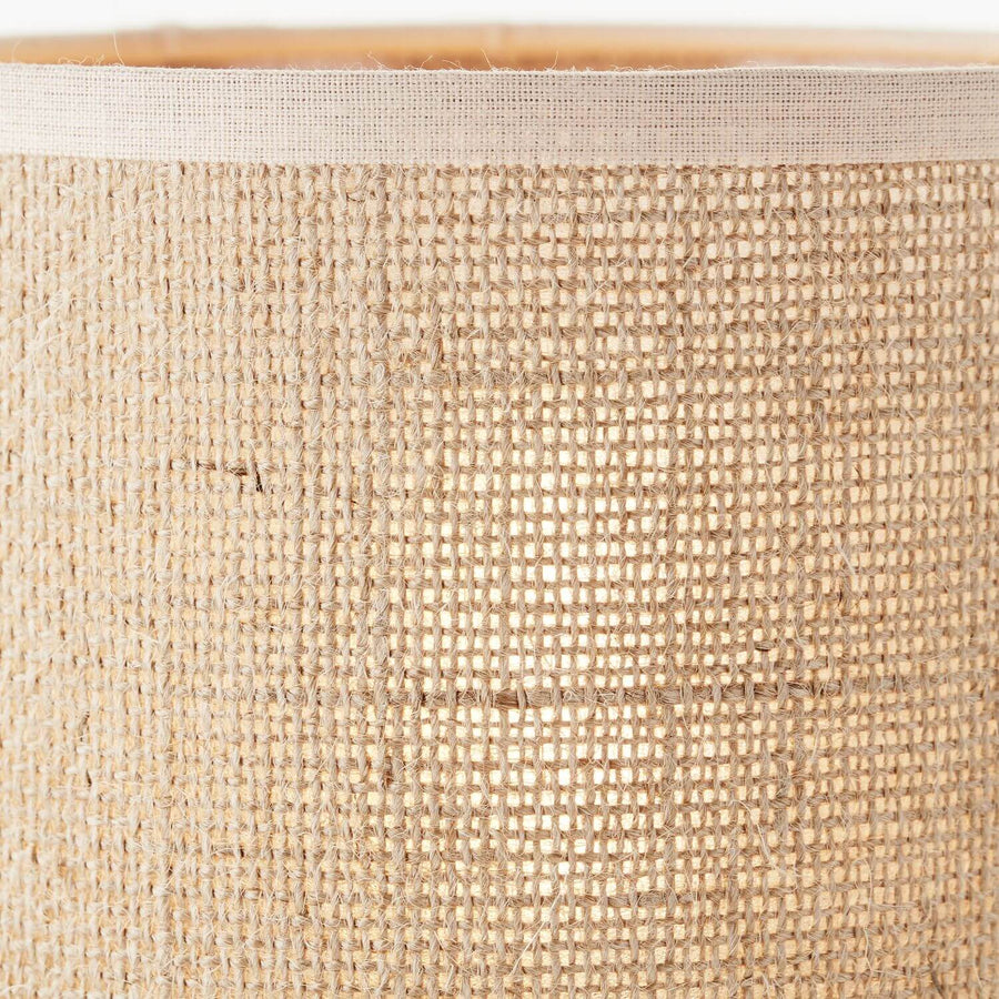 Détail macro de la trame du tissu beige et du liseré clair de finition
