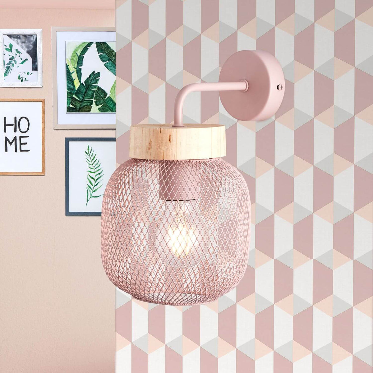 Vue en situation devant un papier peint géométrique rose et beige, ambiance chambre.